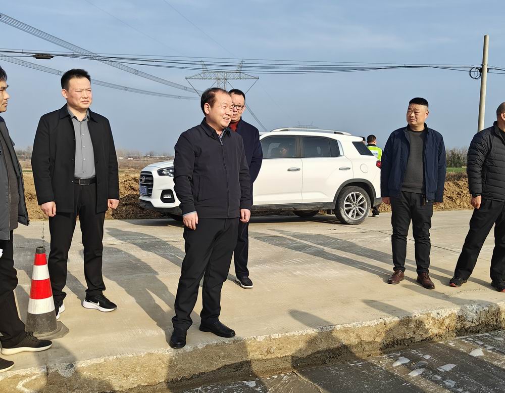 區(qū)長劉慶東視察S335肖王鎮(zhèn)至胡店鄉(xiāng)道路改建工程 督導(dǎo)民生交通項目高效推進_副本